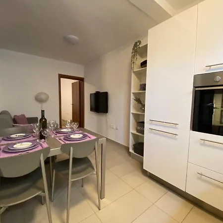 شقة Lovely 1 - Bedroom Lena فانتاسيسي