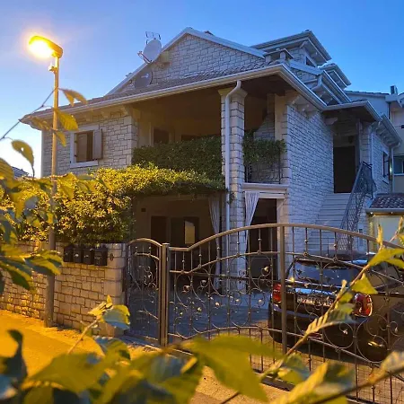Lovely 1 - Bedroom Lena Apartment *